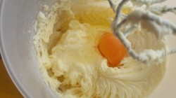 Кекс с кусочками бананов и изюмом в коньяке