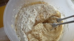 Кекс с кусочками бананов и изюмом в коньяке