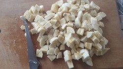 Кекс с кусочками бананов и изюмом в коньяке