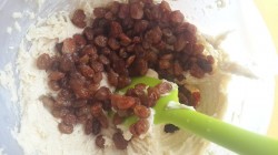 Кекс с кусочками бананов и изюмом в коньяке