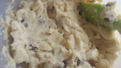 Кекс с кусочками бананов и изюмом в коньяке