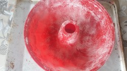 Кекс с кусочками бананов и изюмом в коньяке