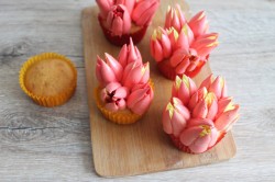 название картинки Кексы капкейки Розы с кремом