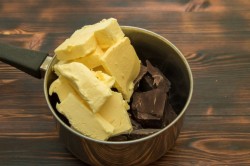 Кексы с жидким шоколадом внутри в формочках - шаг 1