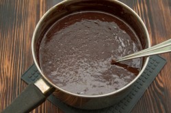 Кексы с жидким шоколадом внутри в формочках - шаг 2