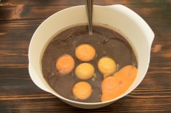 Кексы с жидким шоколадом внутри в формочках - шаг 3