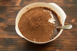 Кексы с жидким шоколадом внутри в формочках - шаг 4