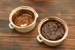 Кексы с жидким шоколадом внутри в формочках - шаг 5