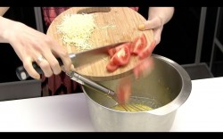 омлет с сыром и помидорами в микроволновке аля Киш - шаг 2 омлет с сыром и помидорами в микроволновке аля Киш - шаг 2