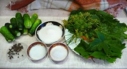 название картинки Кисло-сладкие огурцы на зиму в банках без уксуса