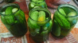 название картинки Кисло-сладкие огурцы на зиму в банках без уксуса