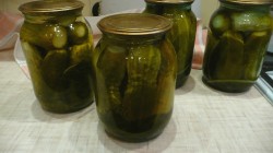 название картинки Кисло-сладкие огурцы на зиму в банках без уксуса