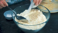 Классические беляши с сочной мясной начинкой - шаг 8