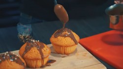 Ванильные кексы с грецкими орехами, изюмом и шоколадом