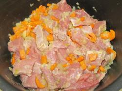 Гуляш с говядиной и болгарским перцем