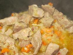 Гуляш с говядиной и болгарским перцем