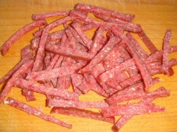 название картинки Классический Восточный Салат с колбасой