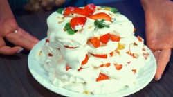 название картинки Торт из зефира с клубникой без выпечки