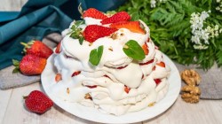 название картинки Торт из зефира с клубникой без выпечки