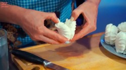 название картинки Торт из зефира с клубникой без выпечки