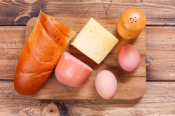 Бутерброды с яйцом колбасой и сыром на сковороде