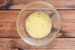 Бутерброды с яйцом колбасой и сыром на сковороде