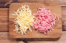 Бутерброды с яйцом колбасой и сыром на сковороде