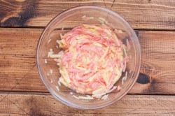 Бутерброды с яйцом колбасой и сыром на сковороде