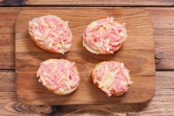 Бутерброды с яйцом колбасой и сыром на сковороде