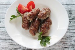 название картинки Колбаски чевапчичи в духовке