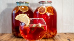 название картинки Компот из клубники, лимона и мяты на зиму