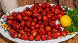 название картинки Компот из клубники, лимона и мяты на зиму