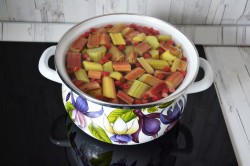 название картинки Компот из смородины и ревеня