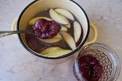 название картинки Компот из варенья и яблок