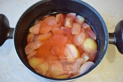 Яблочный компот из свежих яблок в кастрюле