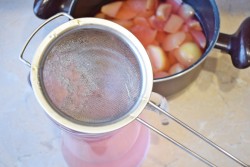 Яблочный компот из свежих яблок в кастрюле