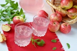 Яблочный компот из свежих яблок в кастрюле