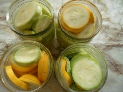 название картинки Консервированные кабачки с кетчупом чили на зиму