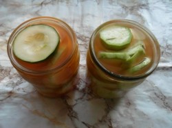 название картинки Консервированные кабачки с кетчупом чили на зиму