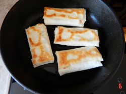 название картинки Конвертики из лаваша на сковороде