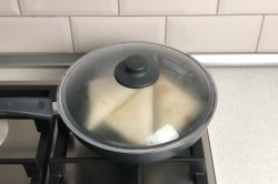 Конвертики из лаваша с разными начинками на сковороде - шаг 15