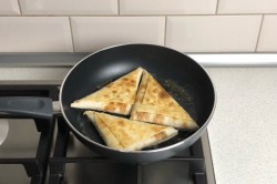 Конвертики из лаваша с разными начинками на сковороде - шаг 16