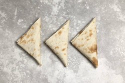 Конвертики из лаваша с разными начинками на сковороде - шаг 14