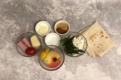 Конвертики из лаваша с разными начинками на сковороде - шаг 1