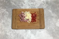 Конвертики из лаваша с разными начинками на сковороде - шаг 2