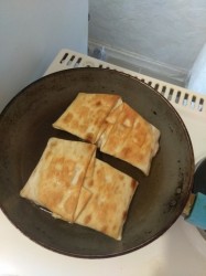 Конвертики с крабовыми палочками на сковороде