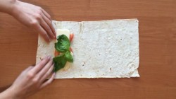 Конвертики из лаваша с помидорами, моцареллой и базиликом