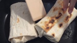 Конвертики из лаваша с помидорами, моцареллой и базиликом