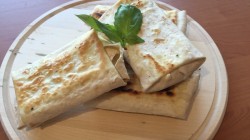 Конвертики из лаваша с помидорами, моцареллой и базиликом