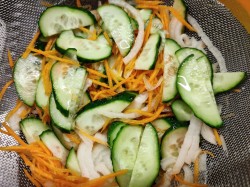 название картинки Корейский салат с огурцами и курицей